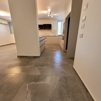 רצפה נקייה במטבח מודרני עם ארונות בהירים