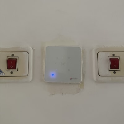 מתגי חשמל ולוח בקרה על קיר