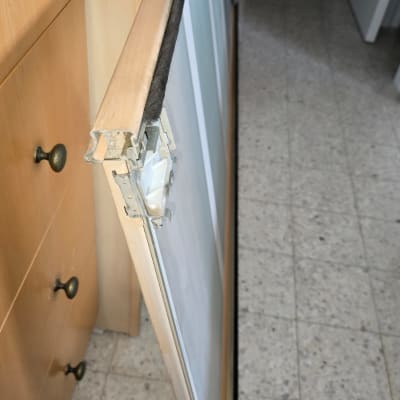 דלת ארון עם ציר מתכת וחלקי חיבור