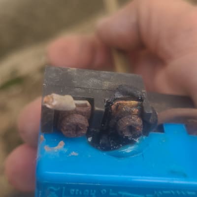 חלק מכשיר עם חוטים וחלודה