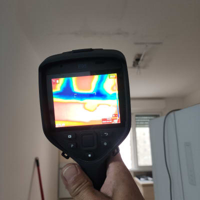 מצלמה תרמית מציגה אזור חם בתקרה