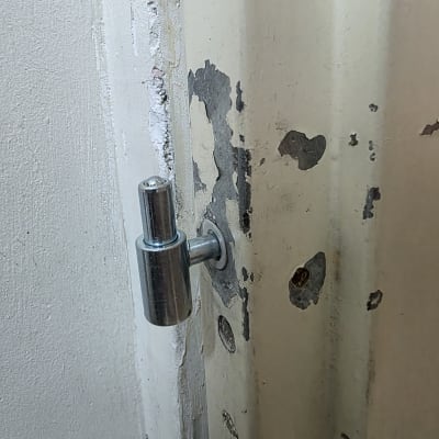 ציר דלת מותקן על משקוף עם קילופי צבע