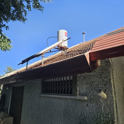 דוד שמש על גג רעפים עם קולטים