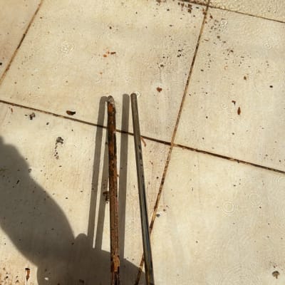 גוף חימום חלוד על רצפה מרוצפת