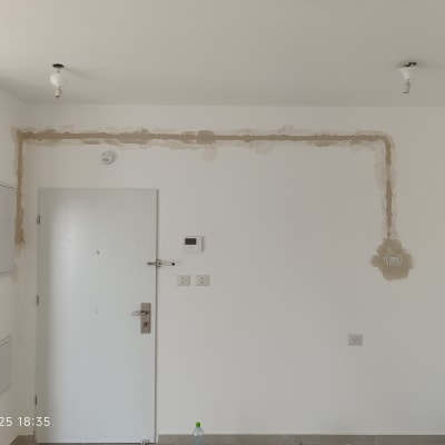 תעלות חשמל בקיר עם שקעים ותאורה