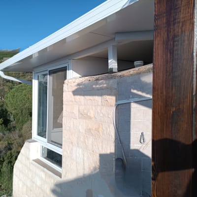 חלון אלומיניום ומרזב על קיר חיצוני