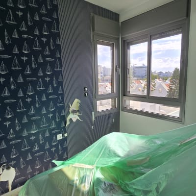 חדר עם קירות צבועים ודוגמאות של סירות מפרש