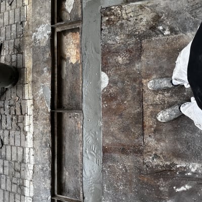 עבודת איטום על רצפה עם חומרי איטום