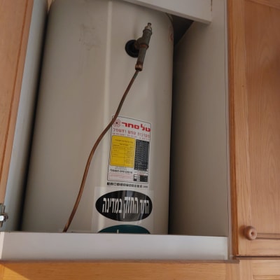 דוד שמש עם מדבקות ואביזרים בארון עץ