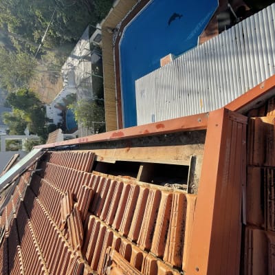 גג רעפים אדומים עם מסגרת מתכת, חלקים חשופים