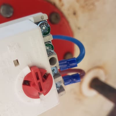 חיבורי חשמל עם חוטים כחולים ואדומים