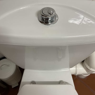 מיכל הדחה עם כפתור כרום כפול