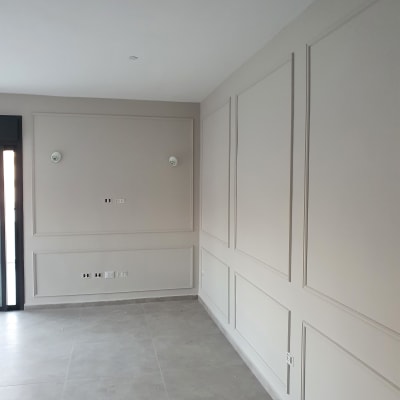 קירות צבועים בלבן עם מסגרות דקורטיביות