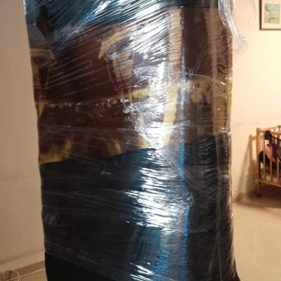 רהיט עטוף בניילון נצמד למעבר דירה