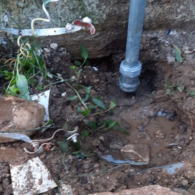 צינור מתכת מחובר לקרקע עם מים ובוץ