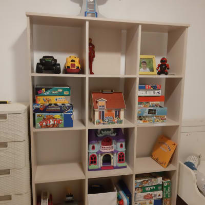 מדפים עם צעצועים, משחקים וספרים לילדים