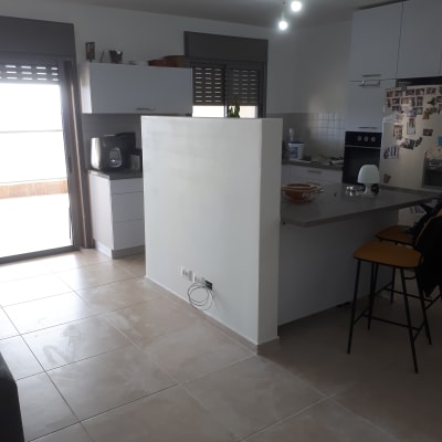 קיר גבס לבן במטבח עם שקעי חשמל