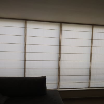 וילון רומי לבן גדול על חלון רחב