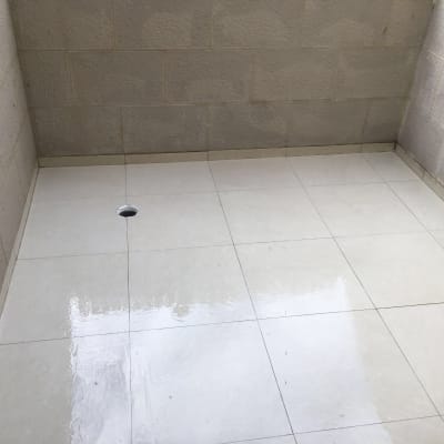 רצפה מרוצפת עם חור ניקוז במרכז