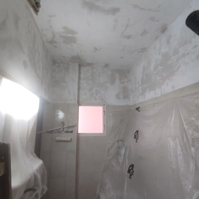 חדר אמבטיה עם קירות ותקרה צבועים חלקית