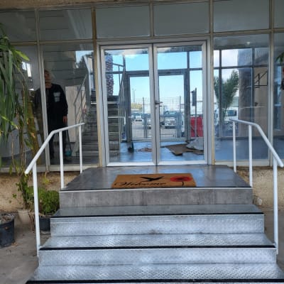 מדרגות אלומיניום עם מעקה בכניסה לבניין