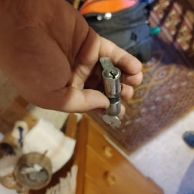 יד מחזיקה צילינדר מנעול עם מפתח