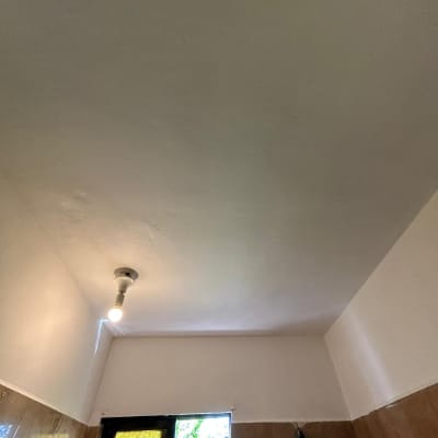 תקרה צבועה בלבן עם נורה תלויה