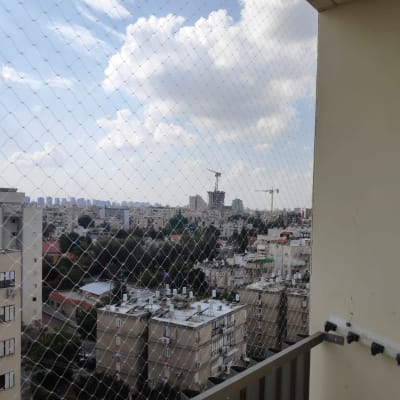 רשת הגנה נגד יונים מותקנת על מרפסת