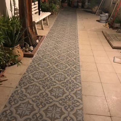 חצר עם דלי ומטאטא, אין אלמנטים של אינסטלציה