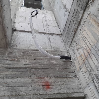 צינור מיזוג אוויר עטוף בבידוד על קיר בטון