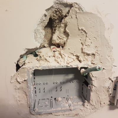 תיבת חשמל פתוחה עם חוטים חשמליים חשופים