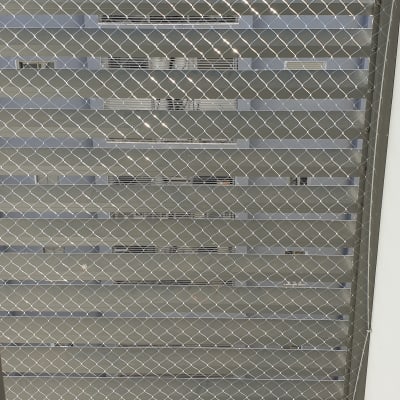 רשת מתכת מותקנת למניעת כניסת יונים