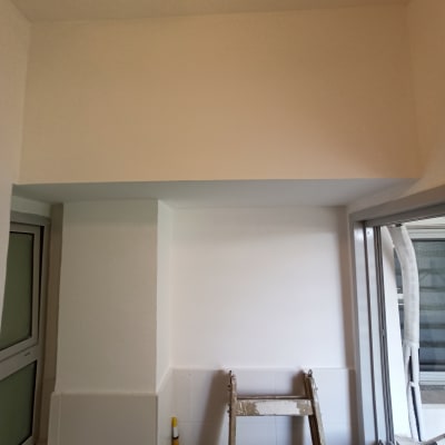 סולם מתכת וחלון בחדר בשיפוץ