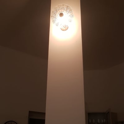 מנורה דולקת על עמוד לבן גבוה