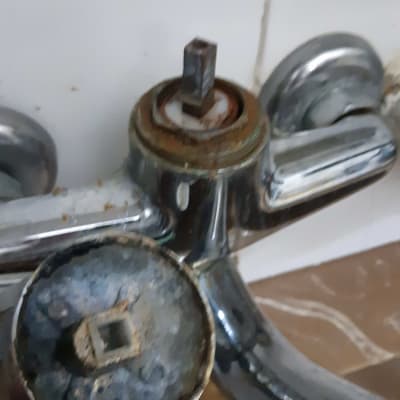 ברז מתכת מפורק עם חלודה על החלקים