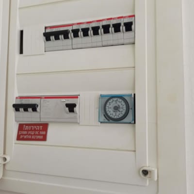 לוח חשמל עם מפסקים ושעון טיימר