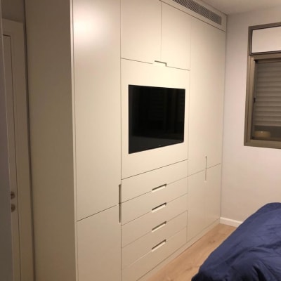 ארון קיר לבן עם מגירות ודלתות