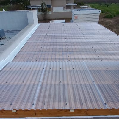 גג פלסטיק שקוף עם ברגים על מסגרת עץ