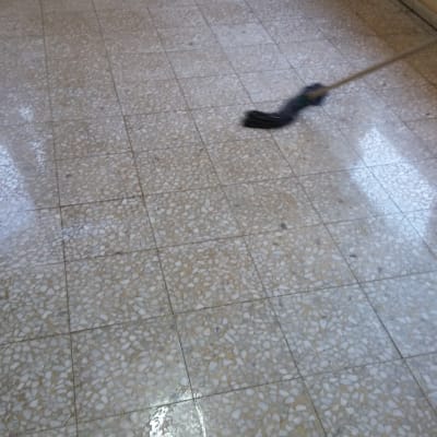 רצפה רטובה עם מגב לניקוי