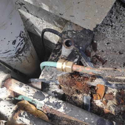 צינורות מתכת עם חיבורים חלודים ותיקון