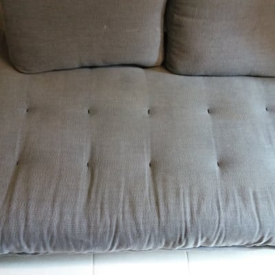 ספה אפורה עם כריות, ללא כלי ניקוי נראים