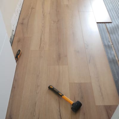 התקנת פרקט עץ עם פטיש גומי וכלים נוספים