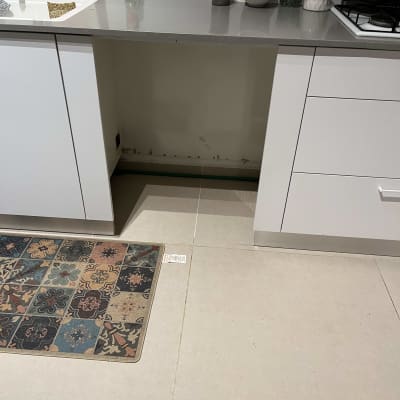 ארון מטבח פתוח ללא דלתות, משטח עבודה עליון