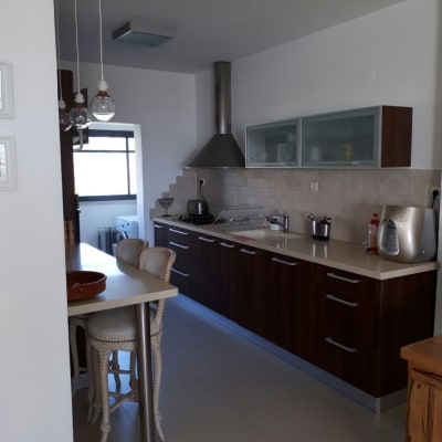 מטבח עם קולט אדים מאלומיניום ומכשירים נוספים