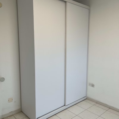 ארון לבן עם דלתות הזזה בחדר ריק