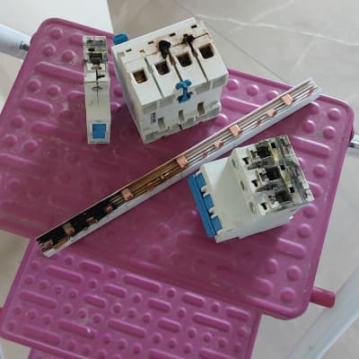 רכיבי חשמל שרופים על סולם ורוד