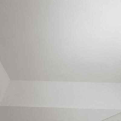 תקרה וקיר צבועים בלבן לאחר שיפוץ