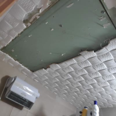 תקרת גבס עם תיקוני טיח בתהליך שיפוץ