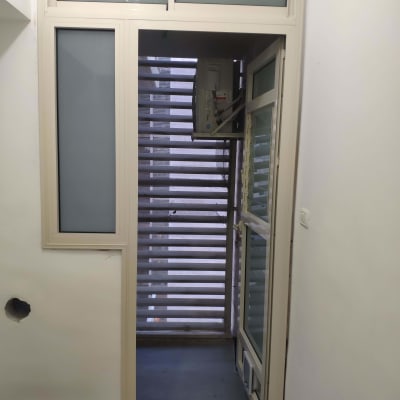 דלת אלומיניום עם חלונות זכוכית חלבית