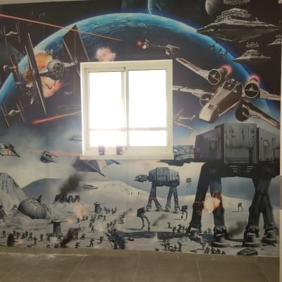 תמונת חלל עם חלליות ולוחמים על קיר